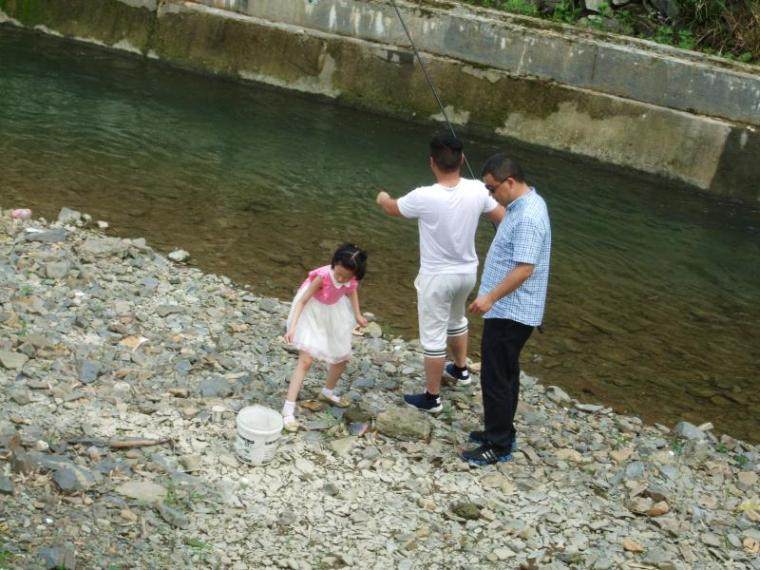 小溪边钓鱼