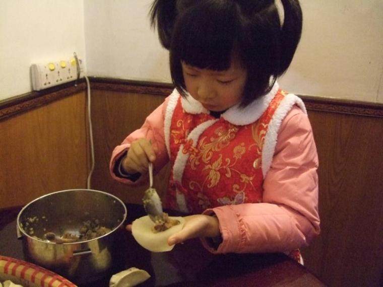 学包饺子
