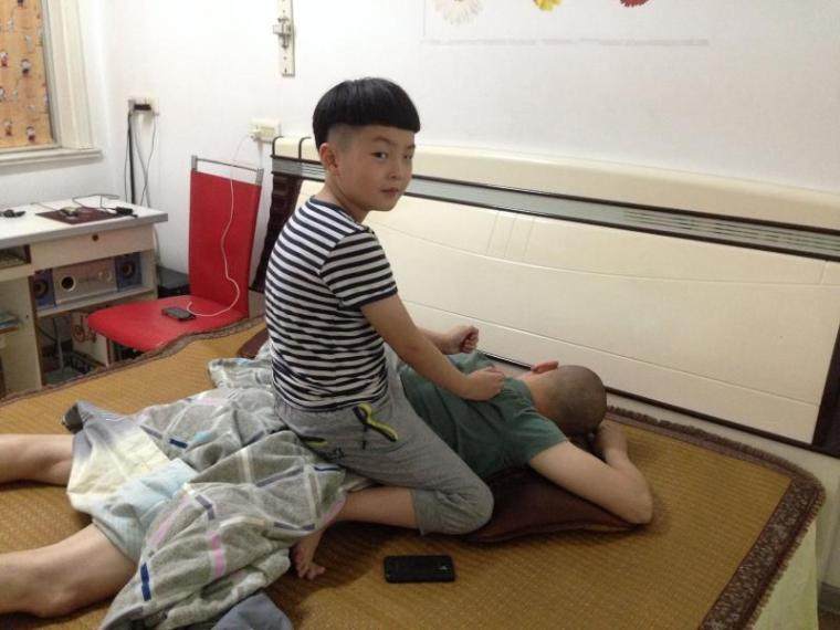 给老爸按摩